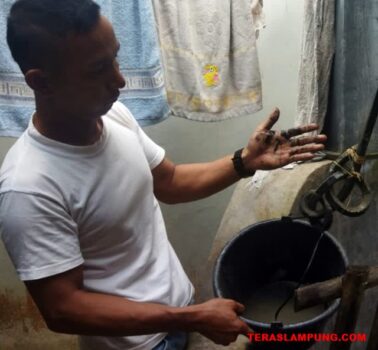 Sumurnya Diduga Tercemar Limbah Onggok, Warga Desa Fajarratu Lampung Utara Mengeluh