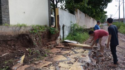 Fondasi Tergerus Hujan, Tembok Pagar Islamic Center Kotabumi Roboh