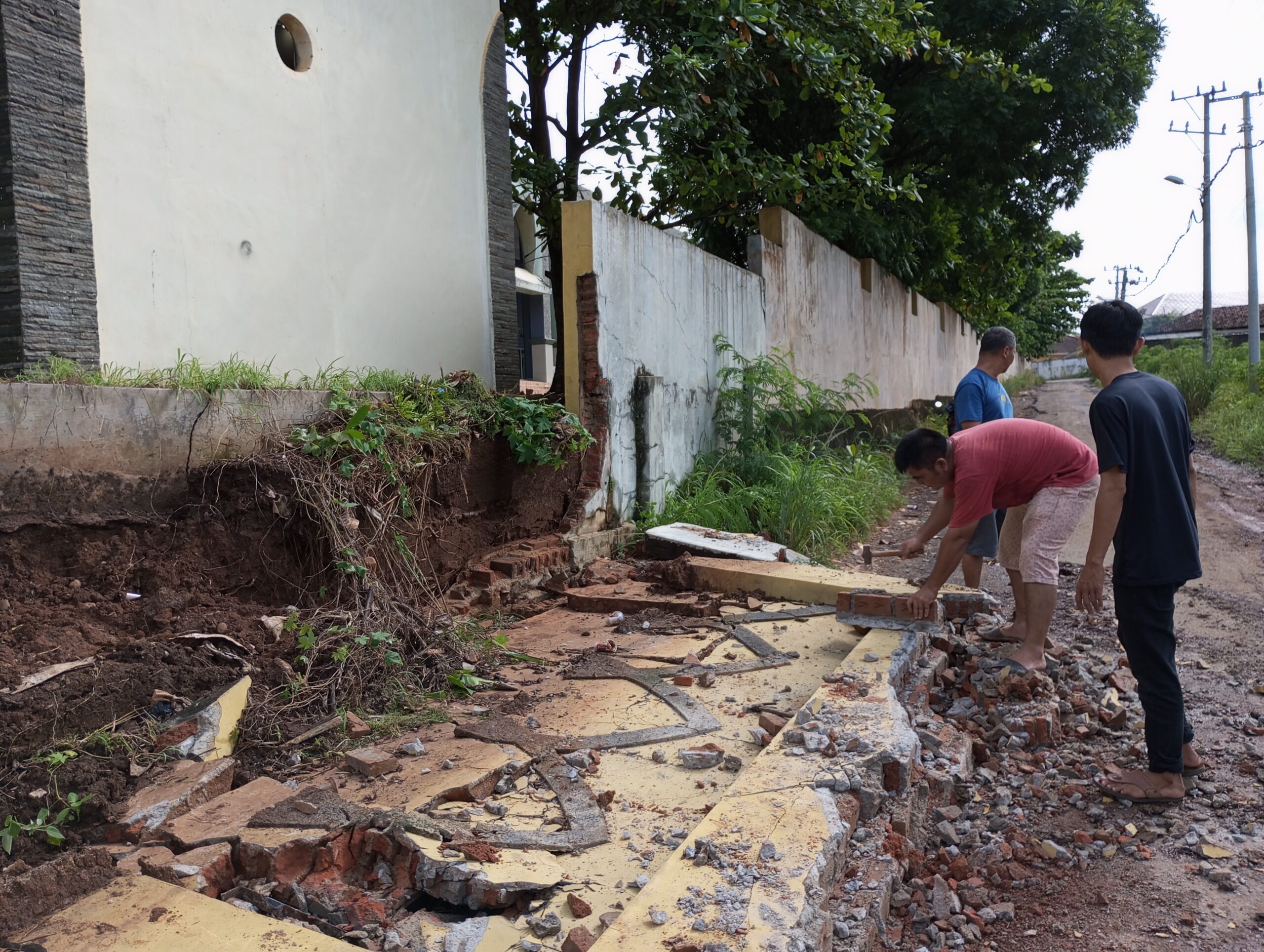 Fondasi Tergerus Hujan, Tembok Pagar Islamic Center Kotabumi Roboh
