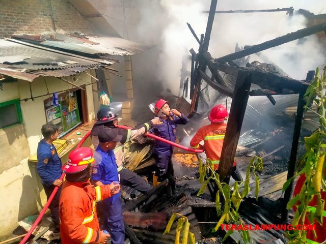 Tiga Rumah di Kelurahan Kelapa Tiga Bandarlampung Ludes Terbakar