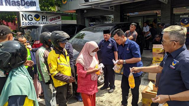 DPW Nasdem Lampung Bagikan 2.400 Kantong Minyak Goreng