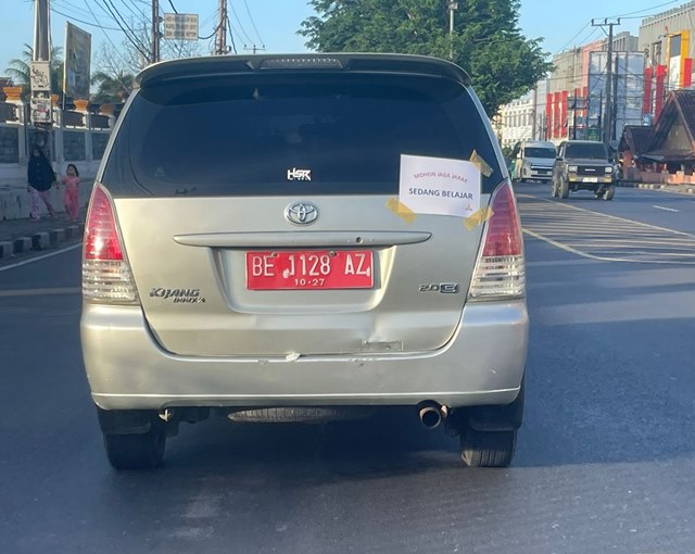 Inilah Penjelasan Pengemudi Mobil Dinas yang Viral Itu