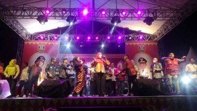 Walikota Eva Dwiana Nyanyikan Lagu “Kereta Malam” pada Lomba Dangdut