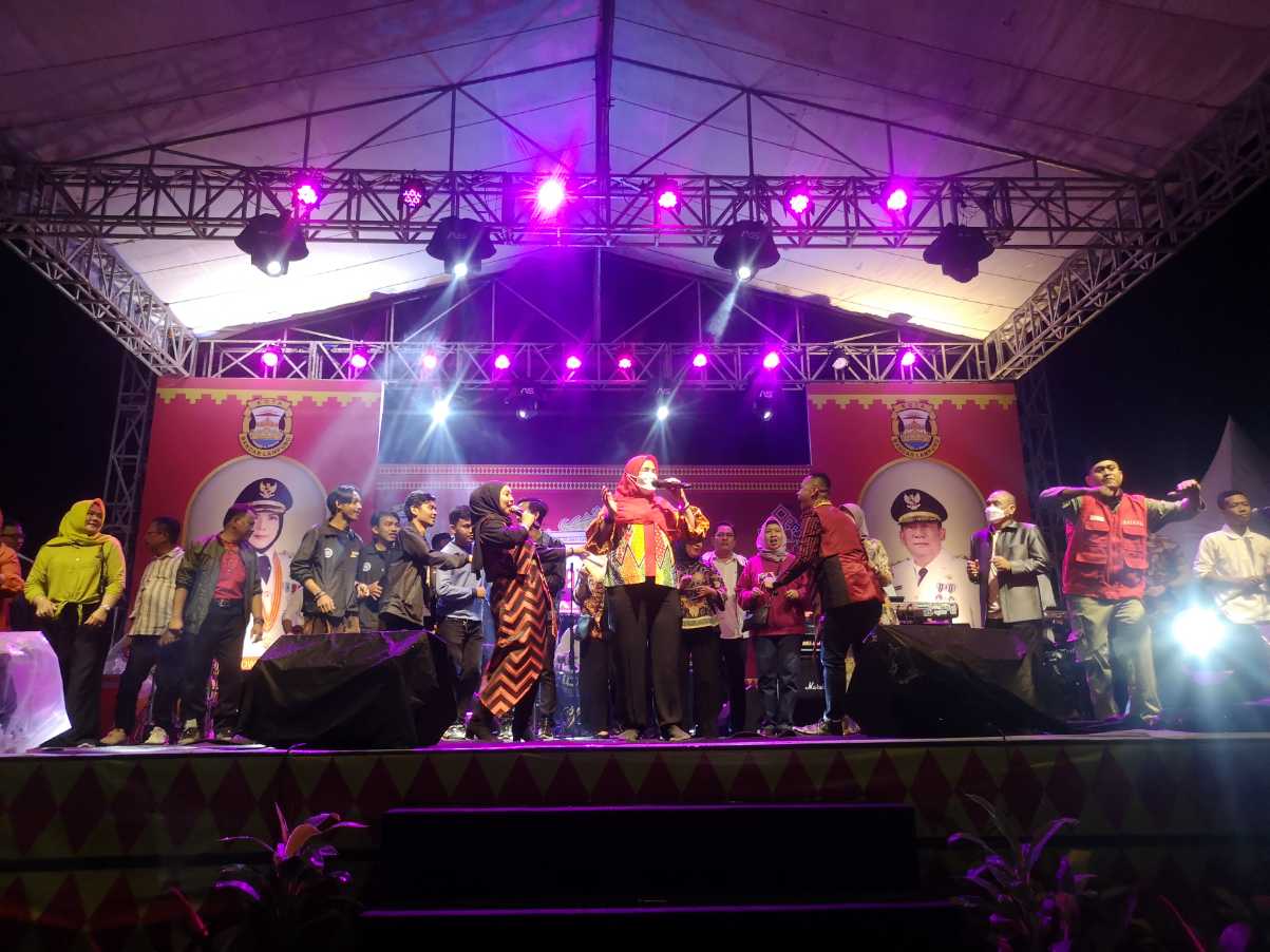 Walikota Eva Dwiana Nyanyikan Lagu “Kereta Malam” pada Lomba Dangdut