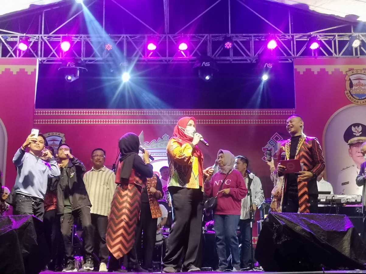 Walikota Eva Dwiana Hibur Pengunjung Bandarlampung Expo 2023