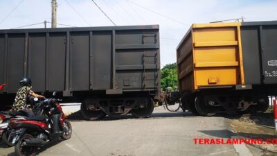 Besi Perlintasan Patah, Pengendara Harus Hati-hati saat Lewat di Perlintasan Kereta Api di Bandarlampung Ini