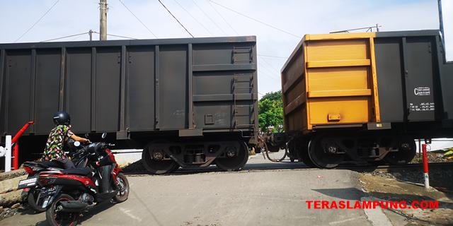 Besi Perlintasan Patah, Pengendara Harus Hati-hati saat Lewat di Perlintasan Kereta Api di Bandarlampung Ini