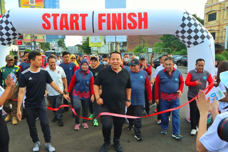 Gubernur Lampung Lepas Peserta Jalan Sehat Peringatan Hari Kartini dan Hari Pendidikan Nasional