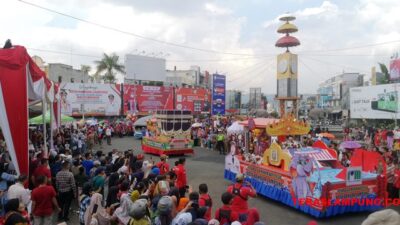 Walikota Bandarlampung Buka Pawai Budaya dan Mobil Hias di Tugu Adipura
