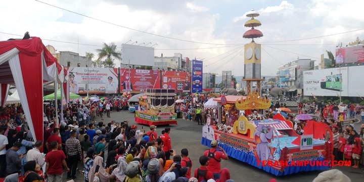 Walikota Bandarlampung Buka Pawai Budaya dan Mobil Hias di Tugu Adipura