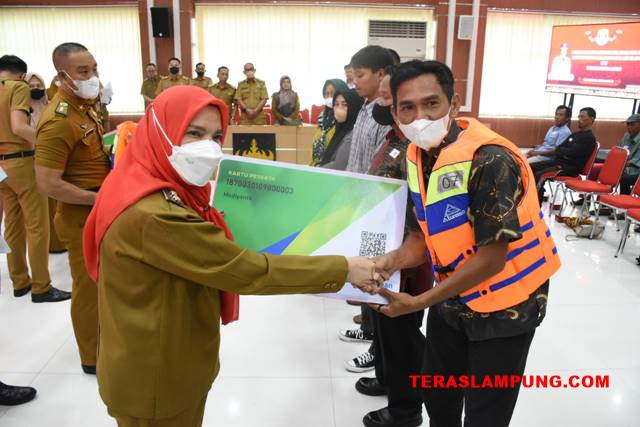 Pemkot Bandarlampung Serahkan 1.442 Polis Asuransi kepada Nelayan
