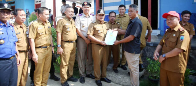Bupati Lamsel Serahkan 172 Sertifikat Rumah untuk Korban Tsunami