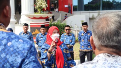 Walikota Eva Dwiana Serahkan Bantuan 126 Unit Motor Untuk Lurah