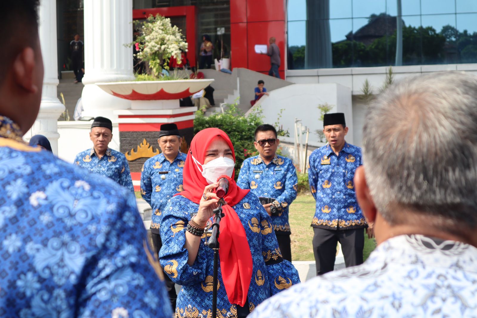 Walikota Eva Dwiana Serahkan Bantuan 126 Unit Motor Untuk Lurah