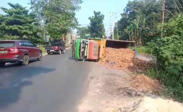Truk Pengangkut Singkong Terbalik di Jalinteng Sumatera