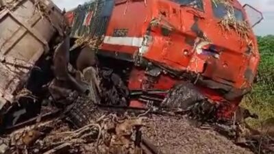 Kereta Api Kuala Stabas Hantam Fuso di Lampung Utara