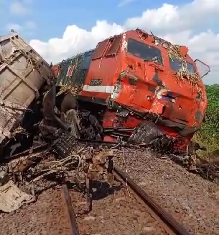 Kereta Api Kuala Stabas Hantam Fuso di Lampung Utara