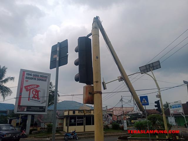 Tersangkut Truk Crane, Dua Tiang Lampu Merah Jalan Soekarno-Hatta Lampung Utara Patah