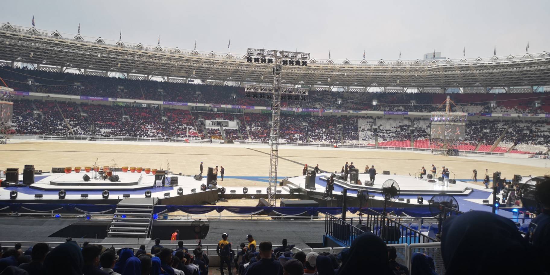 Ribuan Kader Nasdem Lampung Tiba di SUGBK untuk Ikuti Apel Siaga Perubahan