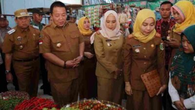 Kunjungi Lamtim, Gubernur Lampung Serahkan Bantuan Kursi Roda dan Pantau Harga Sembako
