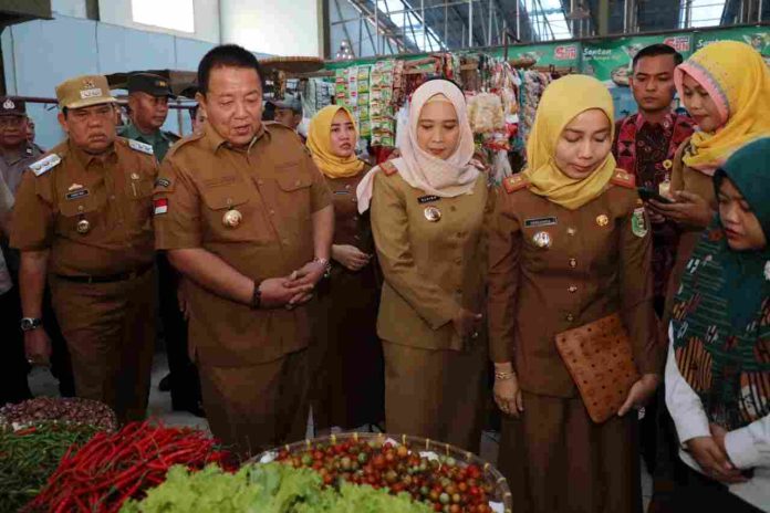 Kunjungi Lamtim, Gubernur Lampung Serahkan Bantuan Kursi Roda dan Pantau Harga Sembako