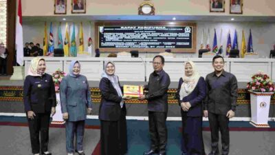 Wagub Lampung Serahkan Dokumen Raperda Pertanggungjawaban Pelaksanaan APBD 2022