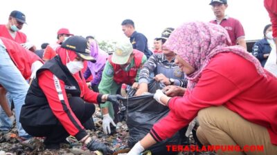 Walikota Eva Dwiana ikut Bersihkan Sampah di Pantai Sukaraja Bandarlampung