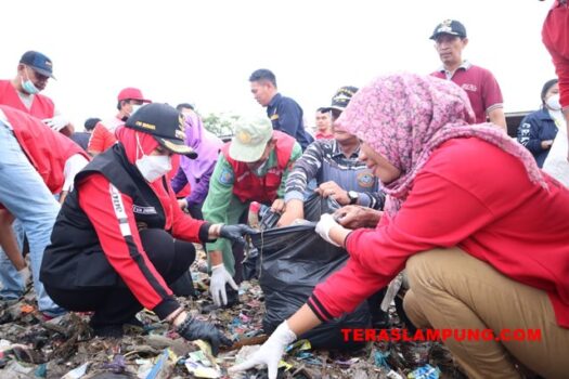 Walikota Eva Dwiana ikut Bersihkan Sampah di Pantai Sukaraja Bandarlampung