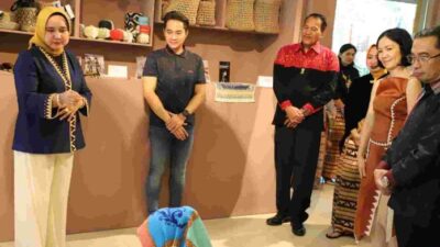 Ketua Dekranasda Lampung Buka Buka “Mini Exhibition Tapis” di Legian Bali