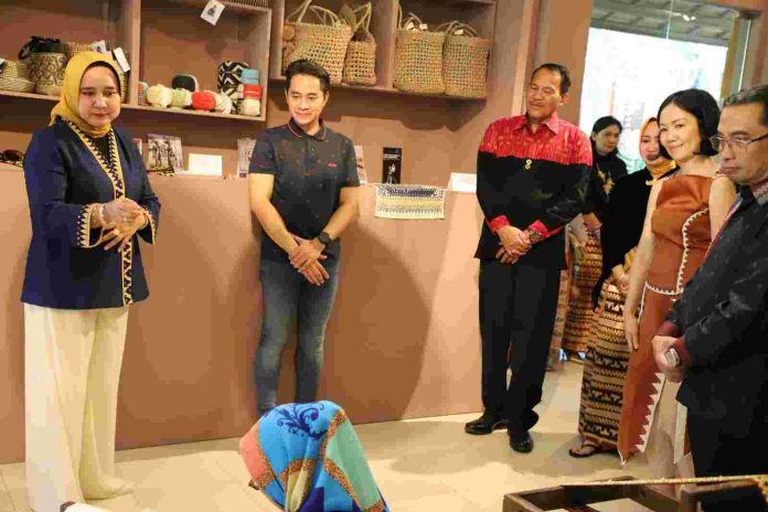 Ketua Dekranasda Lampung Buka Buka “Mini Exhibition Tapis” di Legian Bali