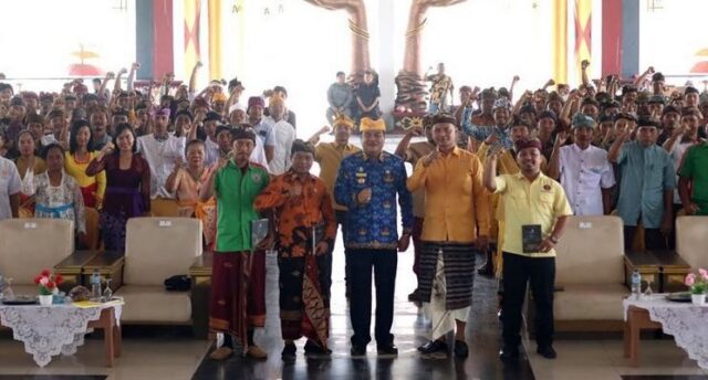 Bupati Lamteng Serahkan Dana Hibah untuk Rumah Ibadah Umat Hindu