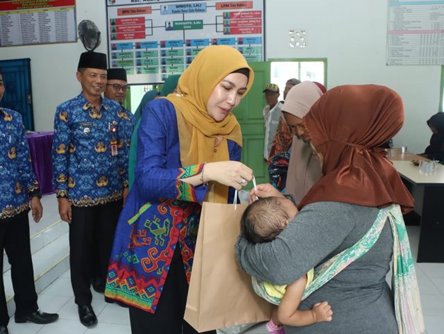 TP PKK Lampura Serahkan Bantuan Sembako untuk Korban Angin Puting Beliung