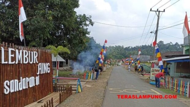 Warga RT 02 Desa Sukabanjar Sambut HUT ke-78 RI dengan Percantik Lingkungan