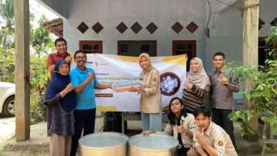 Dosen dan Mahasiswa TP Itera Perkenalkan Nata Kulit Nanas di Desa Rawa Selapan