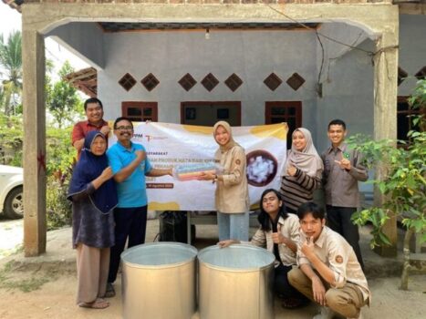 Dosen dan Mahasiswa TP Itera Perkenalkan Nata Kulit Nanas di Desa Rawa Selapan