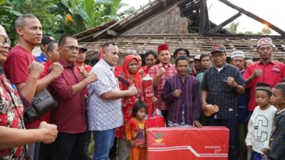 Bupati Lamsel Bantu Warga Korban Kebakaran Rumah di Kecamatan Way Sulan