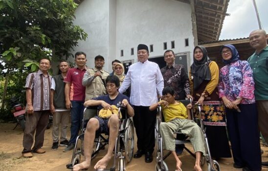 Gubernur Lampung Serahkan Bantuan Sembako dan Kursi Roda