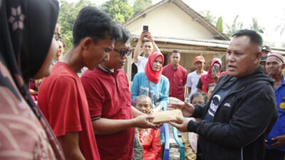 Bupati Nanang Ermanto Serahkan Bantuan Bedah Rumah kepada Warga Desa Agom