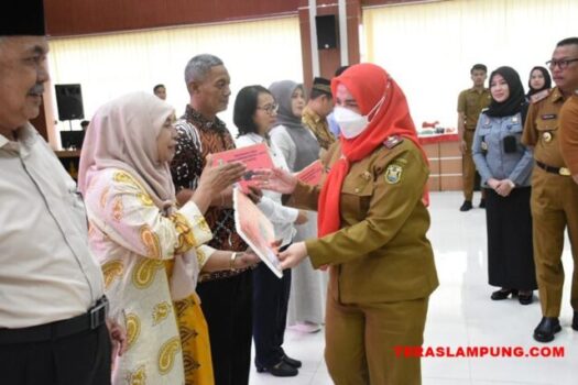 Hari Koperasi dan UMKM, Walikota Bandarlampung Serahkan Sejumlah Hadiah