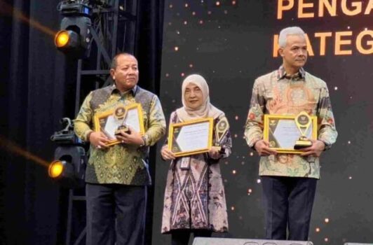 Gubernur Lampung Terima Penghargaan KUR 2023 dari Menko Perekonomian