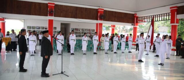 Bupati Nanang Ermanto Kukuhkan 31 Orang Anggota Paskibraka Pengibar Bendera Peringatan HUT RI ke-78