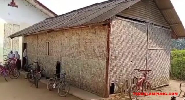 Lagi, Ada Sekolah Berdinding Geribik di Lampung Utara