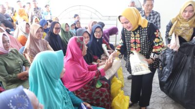 Ketua LKKS Lampung Serahkan Bantuan Ratusan Paket Sembako di Tulangbawang dan Tubaba