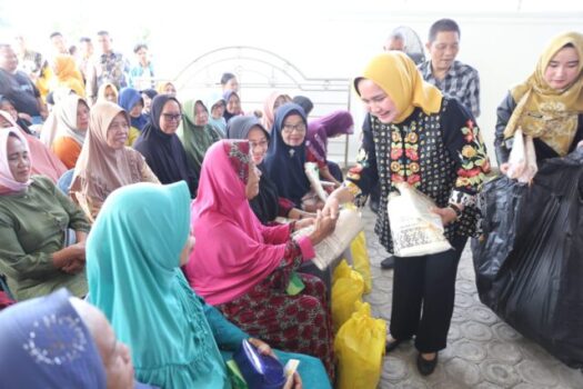 Ketua LKKS Lampung Serahkan Bantuan Ratusan Paket  Sembako di  Tulangbawang dan Tubaba