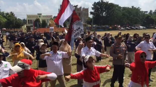 Sosialisasikan Pemilu 2024, KPU Lamteng Gelar Kirab dan Sambangi Pasar