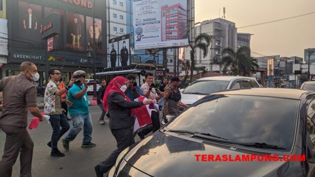 Walikota Eva Dwiana Bagikan Bendera Merah Putih di Jalan Raden Intan