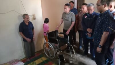 Wakil Bupati Lampung Utara Serahkan Bantuan Kursi Roda kepada Penderita Stroke di Desa Bumi Nabung