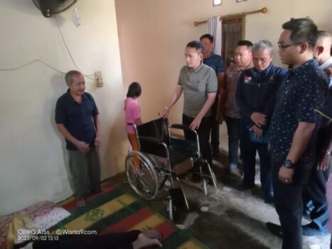 Wakil Bupati Lampung Utara Serahkan  Bantuan Kursi Roda kepada Penderita Stroke di  Desa Bumi Nabung