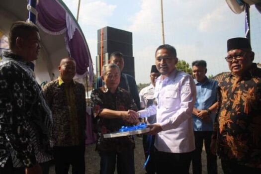 Pokdakan Sekipi Makmur Jaya Lampura Terima Bantuan Ekskavator dari KKP