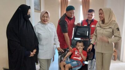 Elly Wahyuni Serahkan Bantuan Kursi Roda dari Gubernur Lampung untuk Anak ‘Cerebral Palsy’